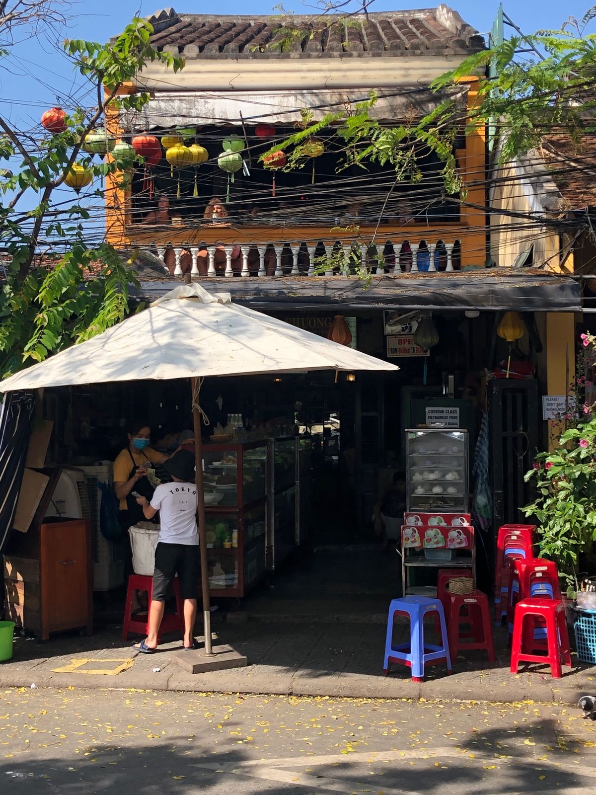 2日目　
ガイドさんにホテルに帰る前に、バインミーのお店へ連れて行ってもら...