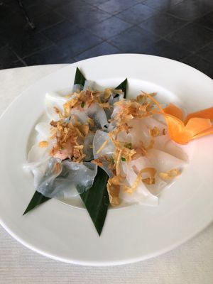 2日目　ランチはツアーで川沿いのお店へ。
メニューは1日ディナーとモロかぶ...