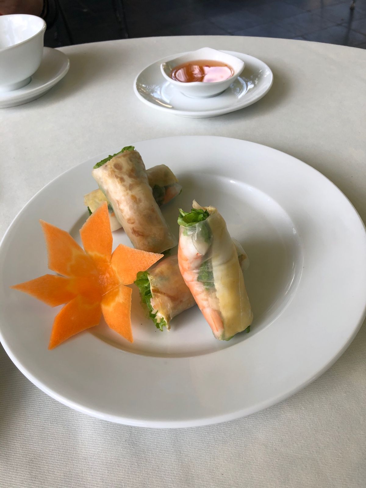 2日目　ランチはツアーで川沿いのお店へ。
メニューは1日ディナーとモロかぶ...