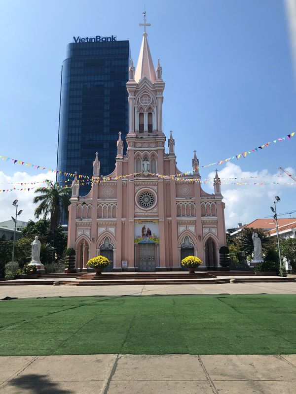 ベトナム・ダナン「世界遺産ホイアン」の写真：ダナン大聖堂へ。パステルピンクの外観は可...