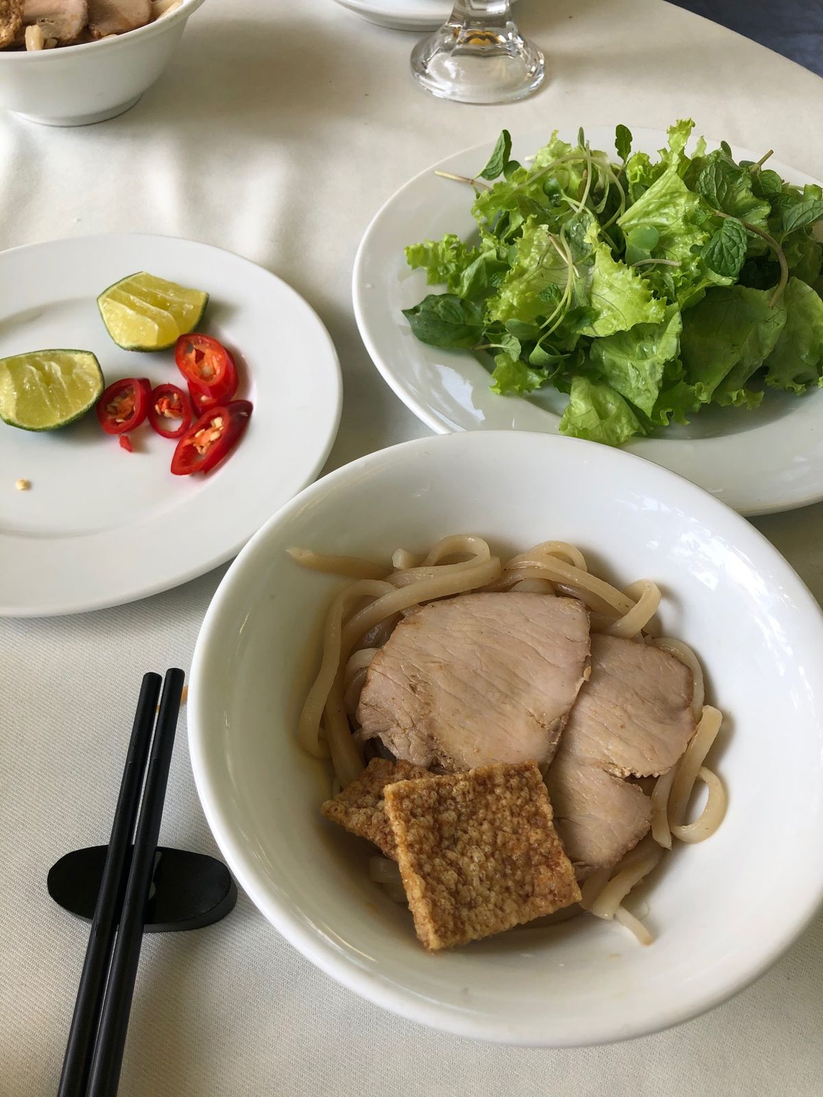 2日目　ランチはツアーで川沿いのお店へ。
メニューは1日ディナーとモロかぶ...