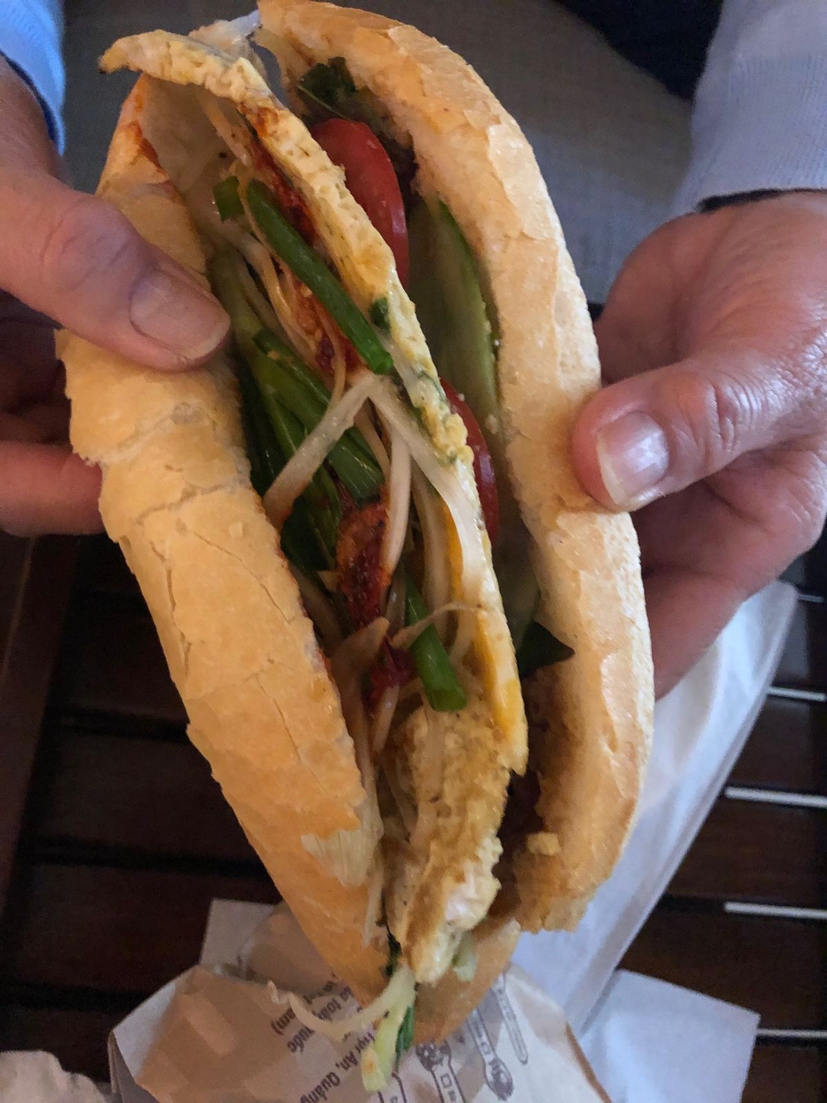 2日目　
ガイドさんにホテルに帰る前に、バインミーのお店へ連れて行ってもら...