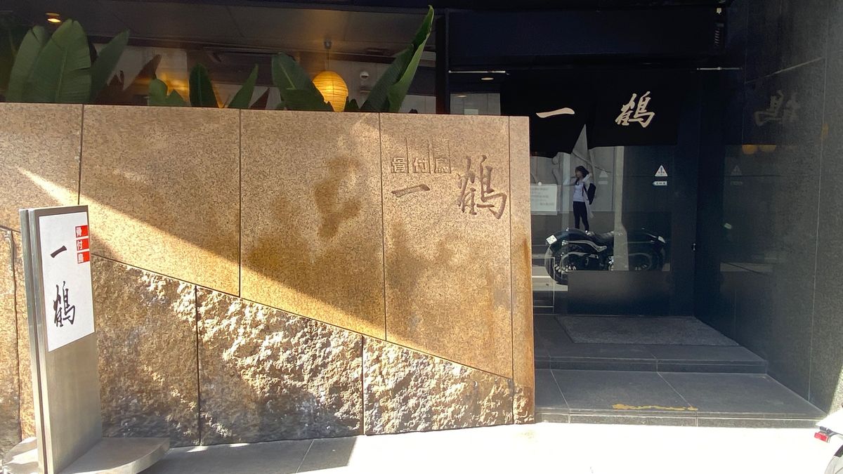 想像以上に小さかった丸亀城を眺めつつ、最後の晩餐に選んだのは一鶴さんの骨付...