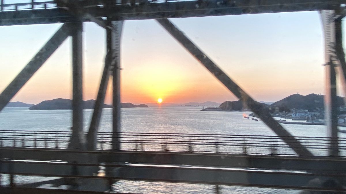 人生初瀬戸大橋は夕焼け。
日暮れに琴平到着。