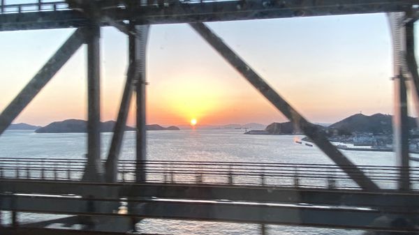 日本・広島「ビールを飲みに広島」の写真：人生初瀬戸大橋は夕焼け。
日暮れに琴平到着。