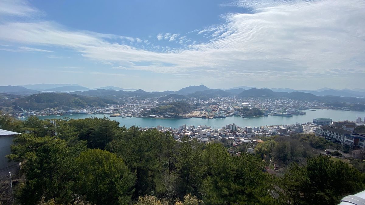 展望台から見渡す尾道水道。
めちゃ暑くておやつにみかんソフト。