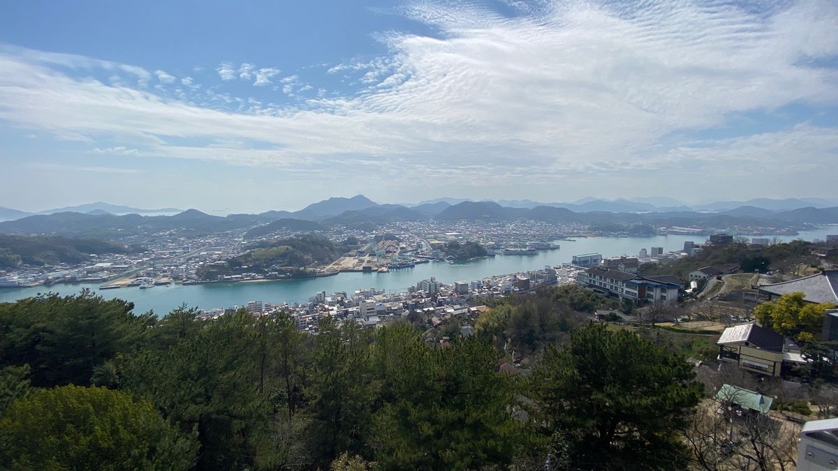 展望台から見渡す尾道水道。
めちゃ暑くておやつにみかんソフト。