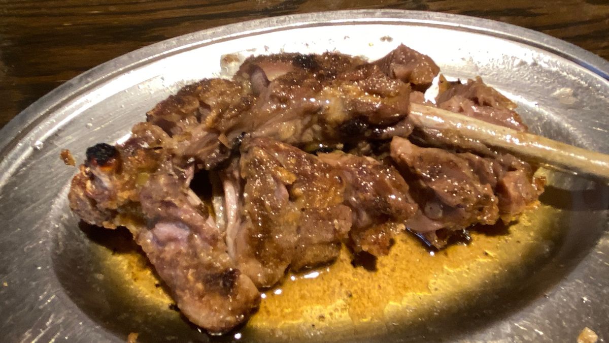 想像以上に小さかった丸亀城を眺めつつ、最後の晩餐に選んだのは一鶴さんの骨付...