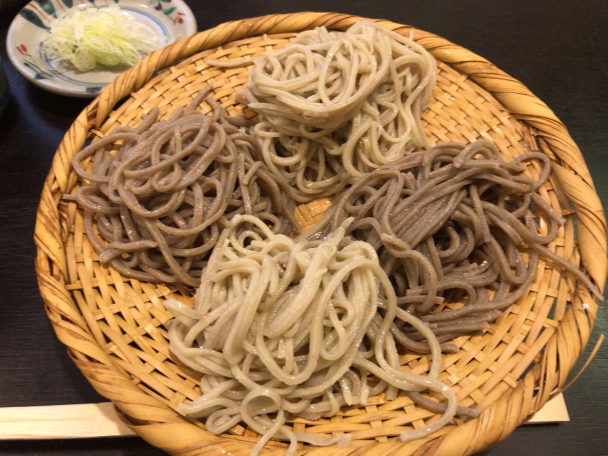 ちょっと遅目のお昼は松翁さんのお蕎麦。
大胆にもりとかけ。