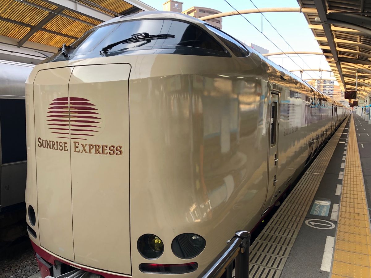 サンライズ瀬戸。
のびのびシート意外と快適☆
車窓からの日の出。
あっとい...