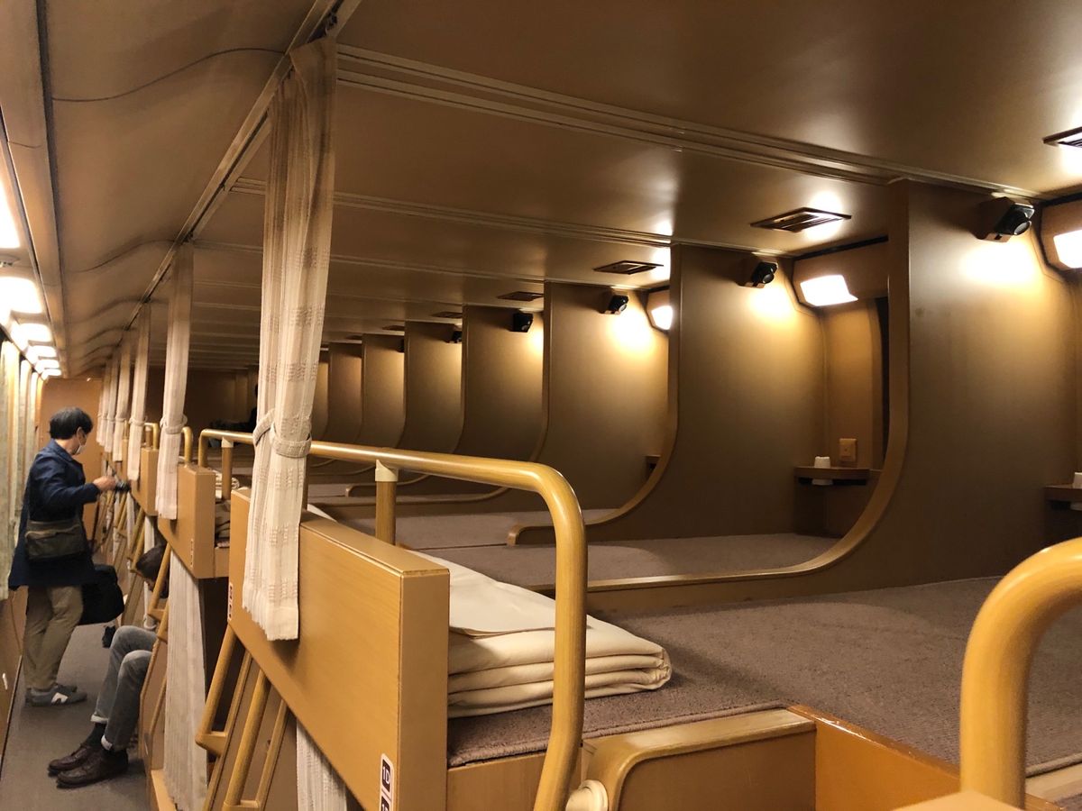 サンライズ瀬戸。
のびのびシート意外と快適☆
車窓からの日の出。
あっとい...