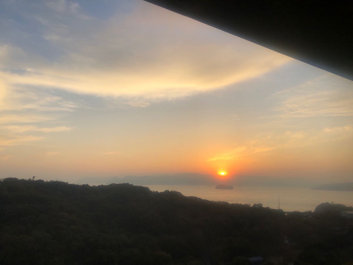 サンライズ瀬戸。
のびのびシート意外と快適☆
車窓からの日の出。
あっとい...