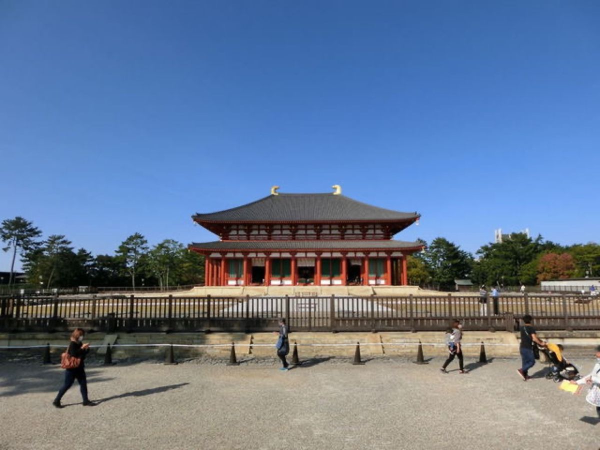 1枚目は東金堂と五重塔、2枚目は南大門跡から見た中金堂、3枚目は五重塔、4...