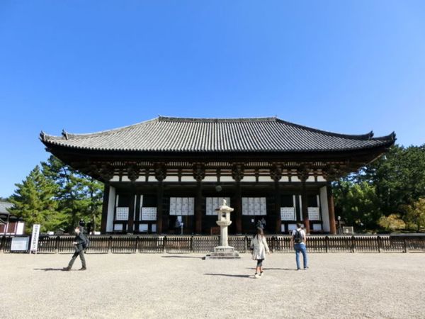 日本・奈良市「世界遺産「古都奈良の文化財:興福寺」」の写真:1枚目は東金堂、2枚目は中金堂から見た東...