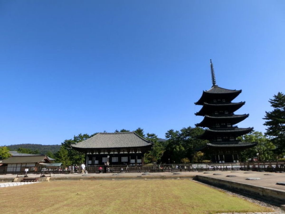 1枚目は中金堂、2枚目は東金堂と五重塔、3枚目と4枚目は国宝館です📷