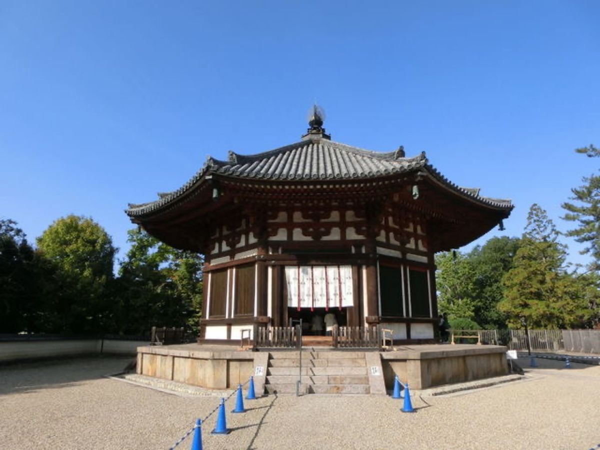 1枚目は猿沢池から見た五重塔、2枚目は三重塔、3枚目は南円堂、4枚目は北円...