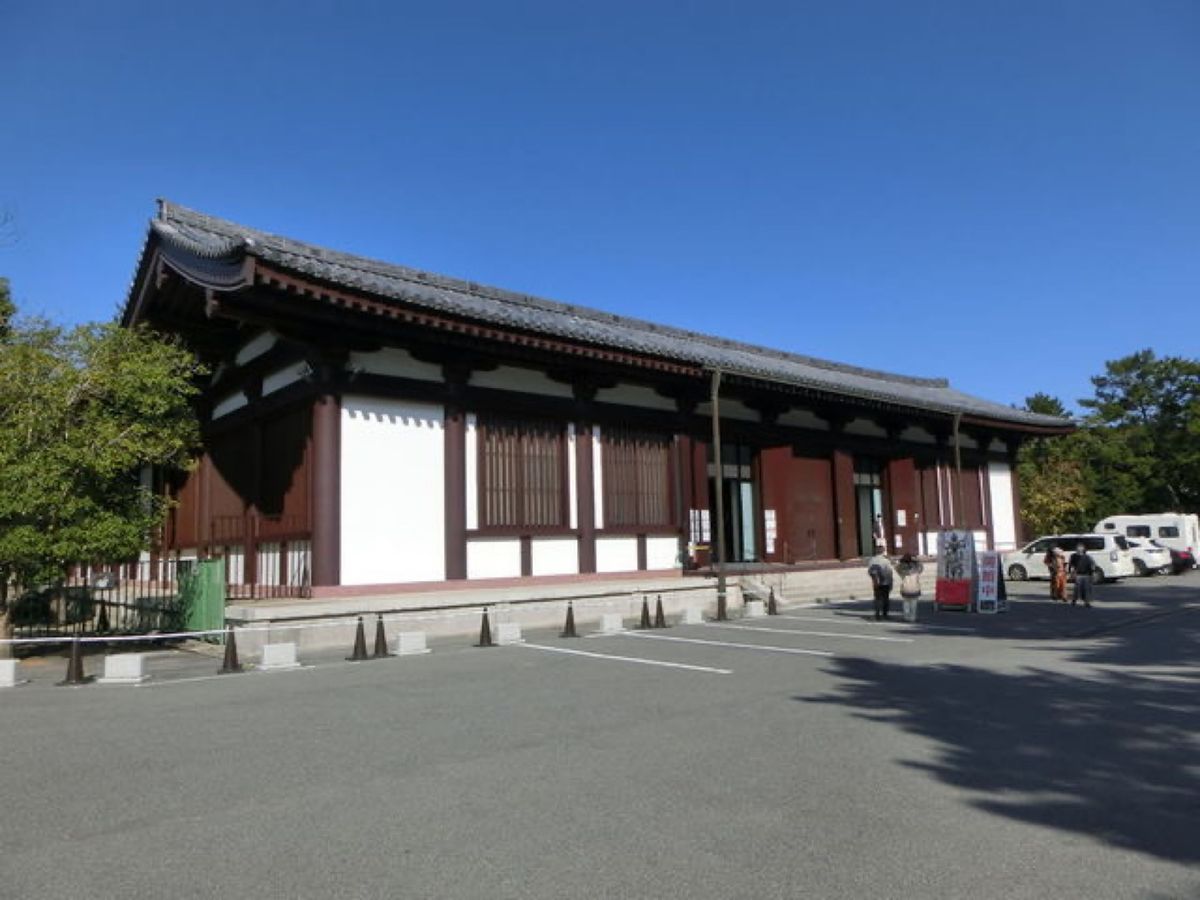 1枚目は中金堂、2枚目は東金堂と五重塔、3枚目と4枚目は国宝館です📷