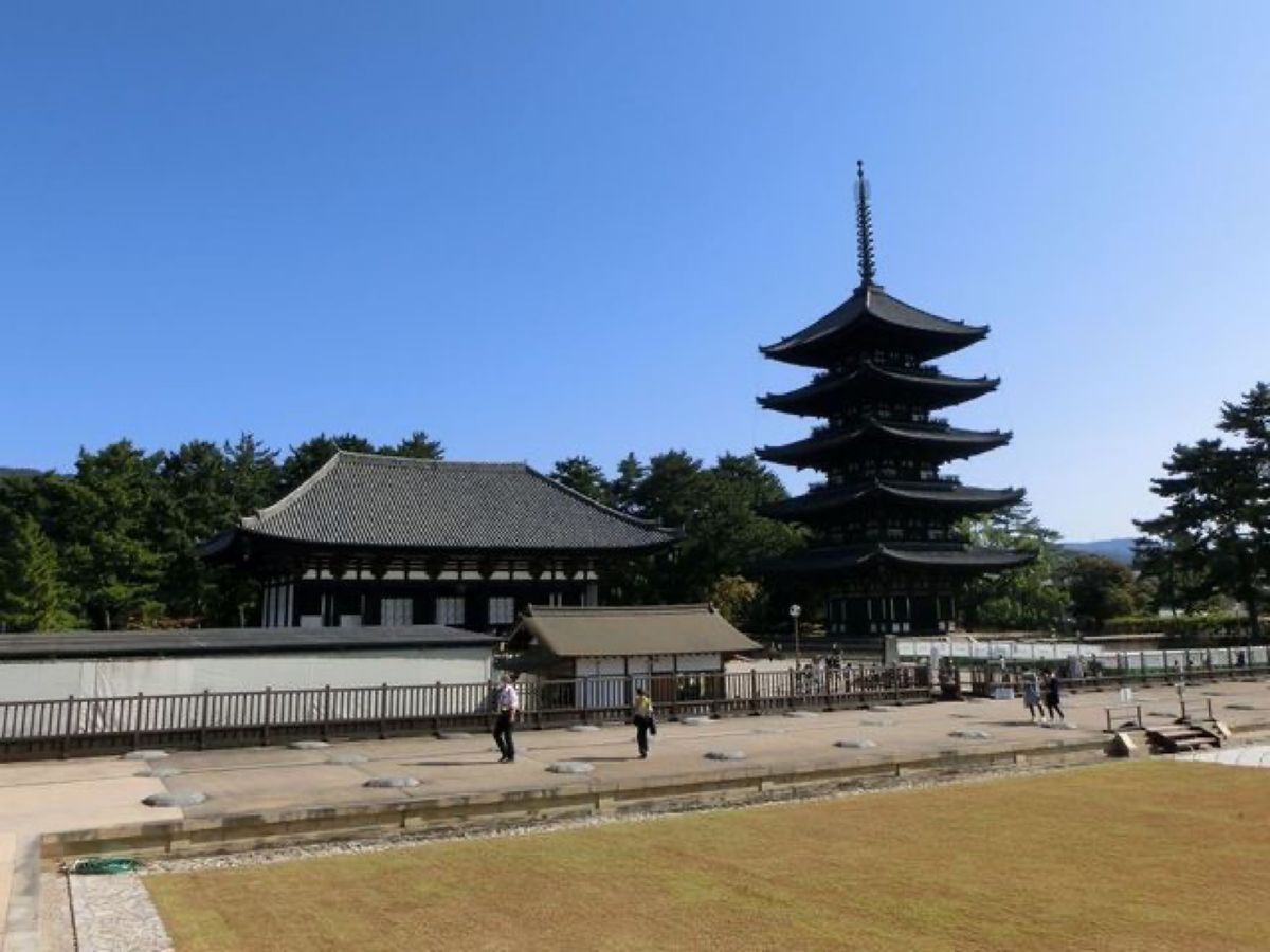 1枚目は東金堂、2枚目は中金堂から見た東金堂と五重塔、3枚目は五重塔、4枚...