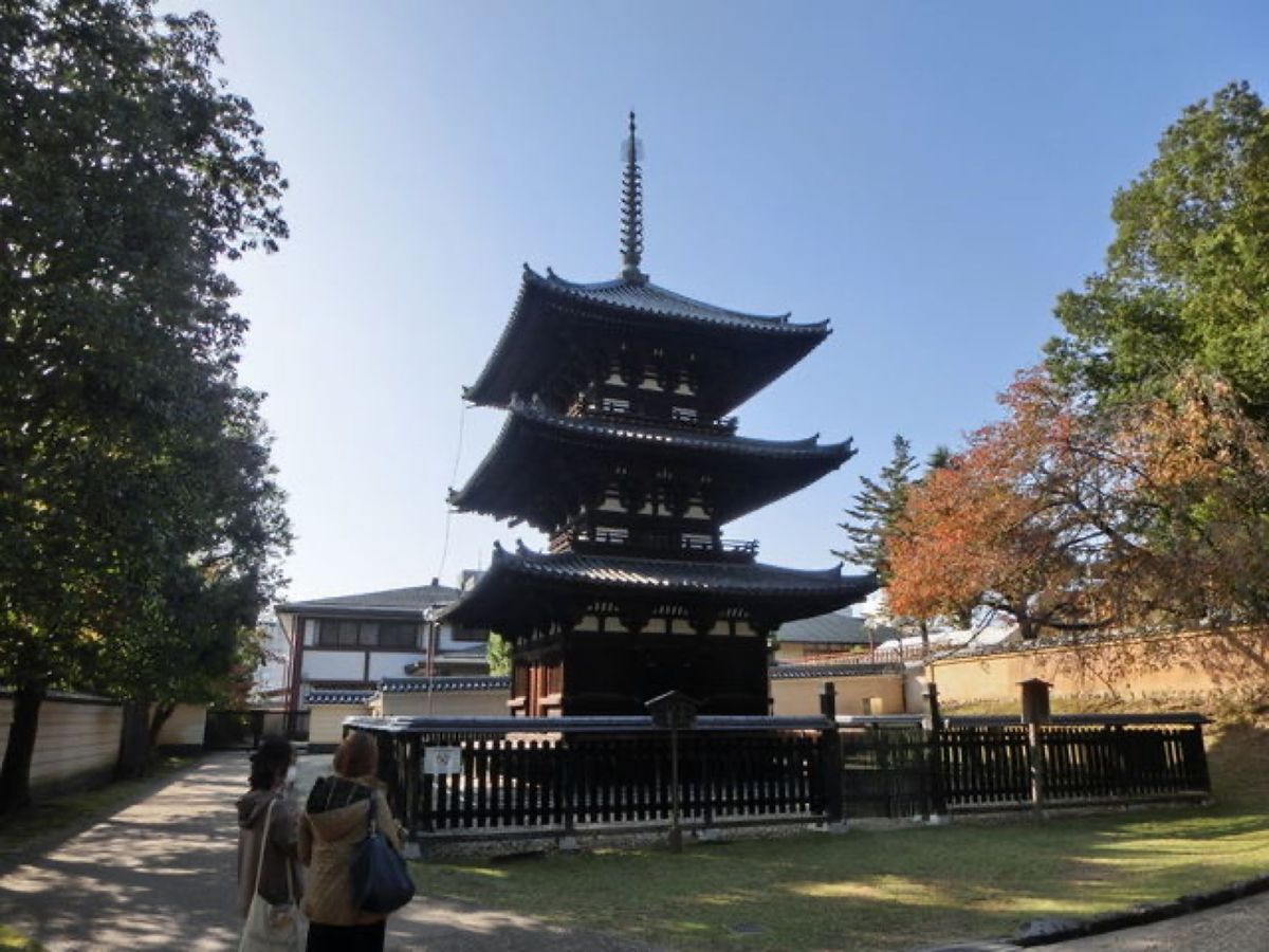 1枚目は猿沢池から見た五重塔、2枚目は三重塔、3枚目は南円堂、4枚目は北円...