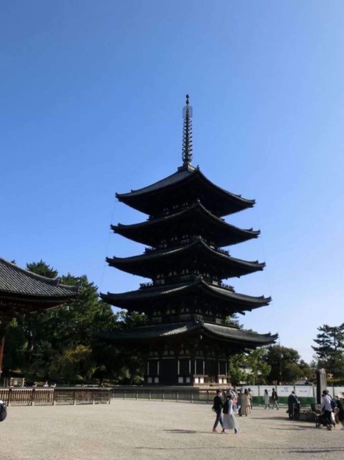 1枚目は東金堂と五重塔、2枚目は南大門跡から見た中金堂、3枚目は五重塔、4...