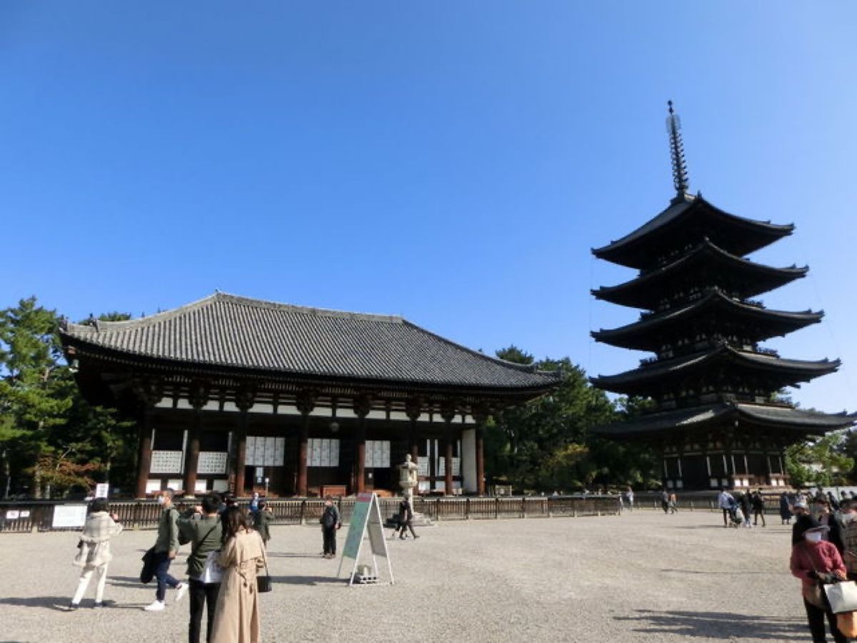 1枚目は東金堂と五重塔、2枚目は南大門跡から見た中金堂、3枚目は五重塔、4...