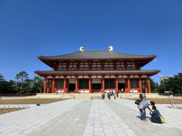 日本・奈良市「世界遺産「古都奈良の文化財:興福寺」」の写真:1枚目は中金堂、2枚目は東金堂と五重塔、...