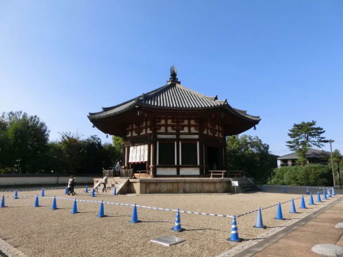 1枚目は東金堂と五重塔、2枚目は南大門跡から見た中金堂、3枚目は五重塔、4...