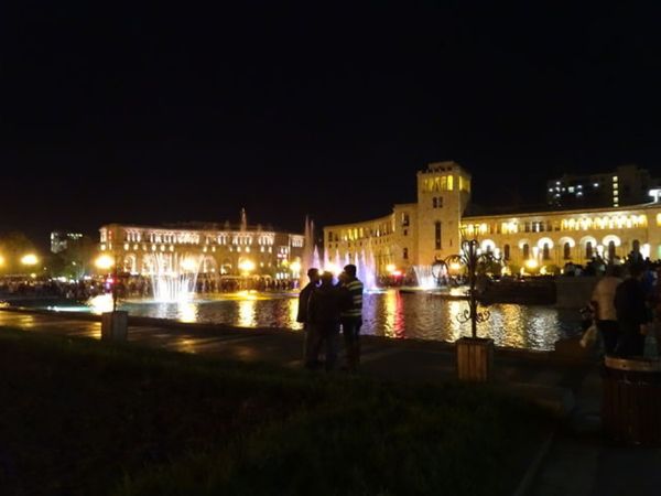 アルメニア・オペラ座「エレヴァン（アルメニア）」の写真：1枚目は共和国広場の噴水と池、2枚目は共...