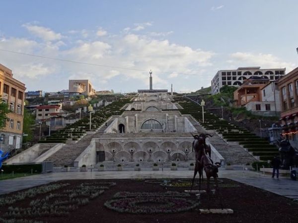 アルメニア・オペラ座「エレヴァン（アルメニア）」の写真：1枚目はカスカード、2枚目はカスカード前...