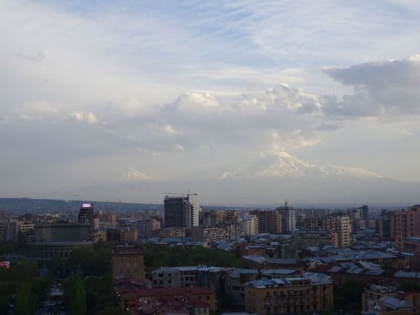 アルメニア・オペラ座「エレヴァン（アルメニア）」の写真：1枚目と2枚目はカスカード展望台から見た...