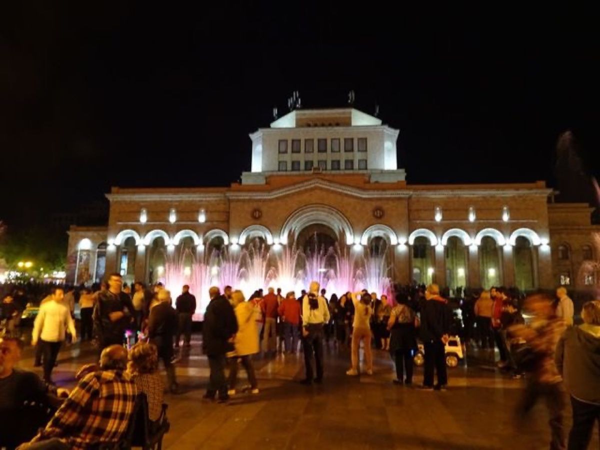 1枚目と2枚目はカスカード展望台から見たエレヴァンの町とアララト山と小アラ...