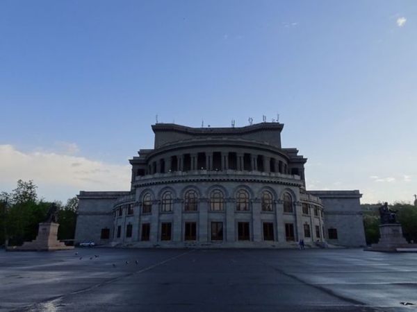 アルメニア・オペラ座「エレヴァン（アルメニア）」の写真：1枚目は自由広場にあるオペラ座、2枚目は...