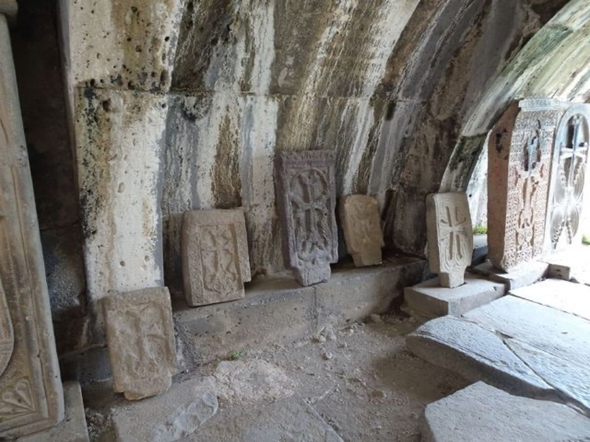 1枚目はハフパト修道院、2枚目はハフパトの聖十字架、3枚目と4枚目はハチュ...