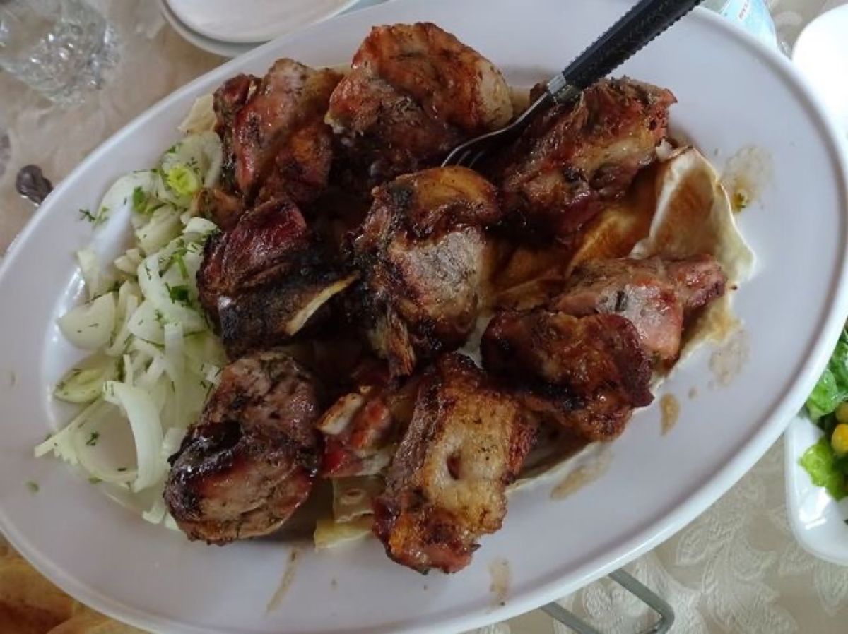 1枚目はホロバツという串焼き料理ですが、コーカサス地方では串焼きがよく食べ...