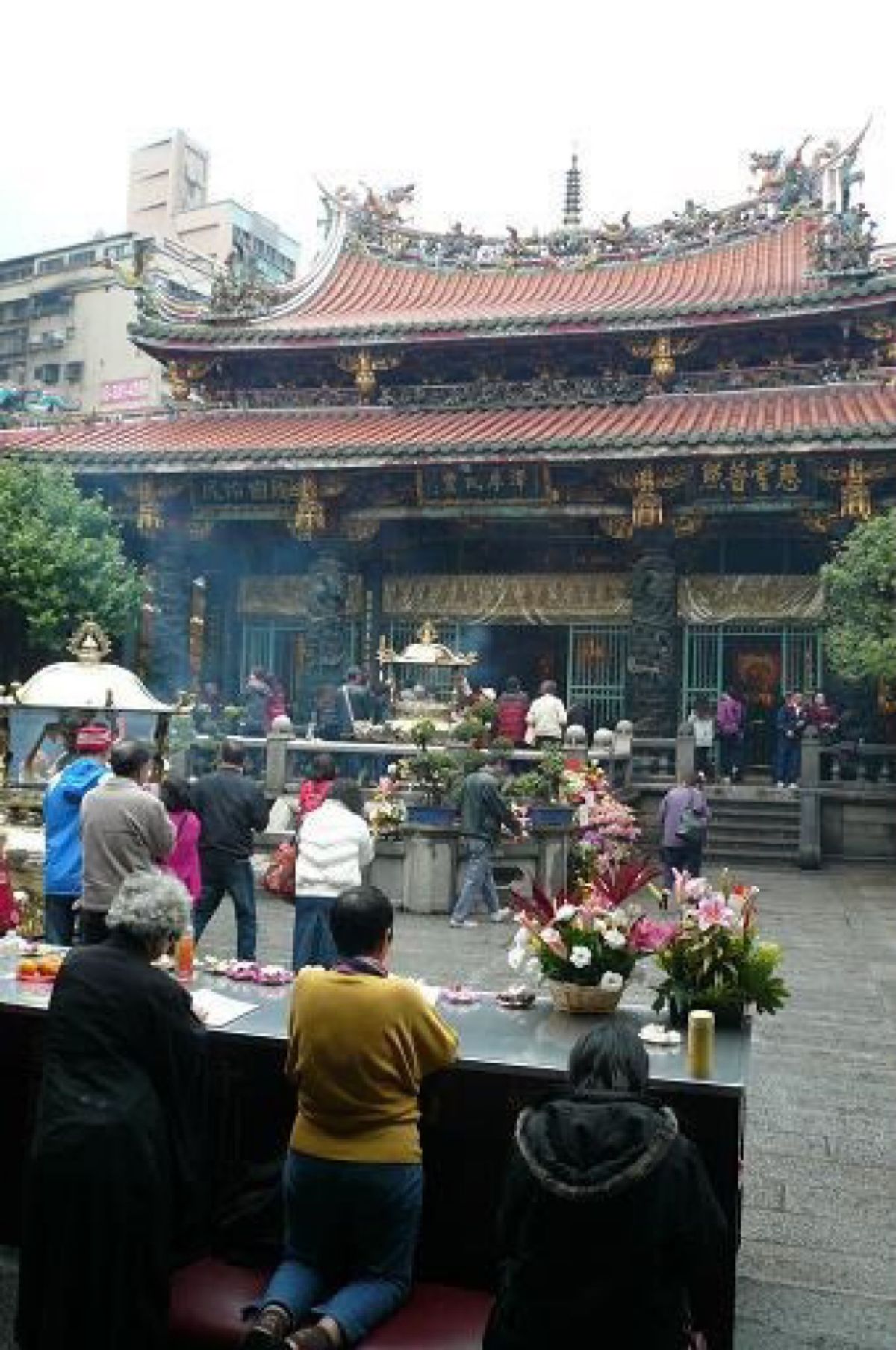 ★3日目

友達が行って見たいと言う【龍山寺 】へ。 
地下鉄で移動です。...