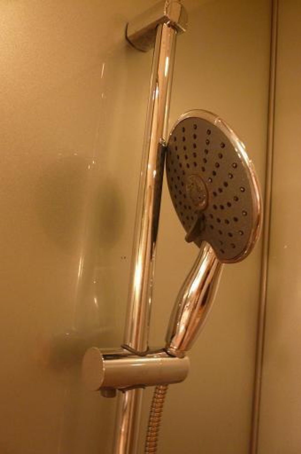 ⭕️目の前が台北駅•シャワー温度良い
　　日本語話せるスタッフ多い

❌古...