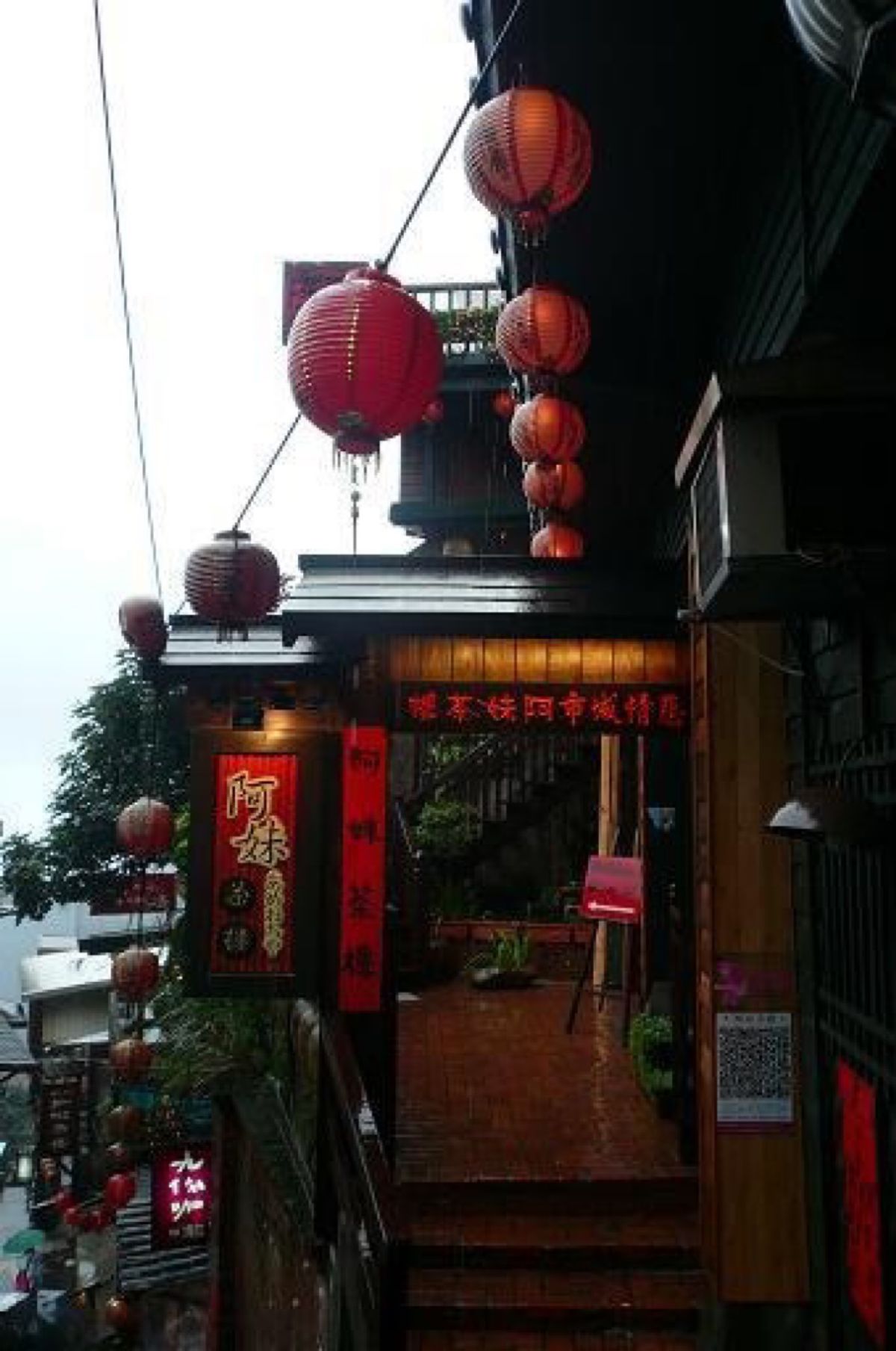 ★2日目

【九份茶坊 】を出て階段を下りていくと【九份阿妹酒館 】が見え...