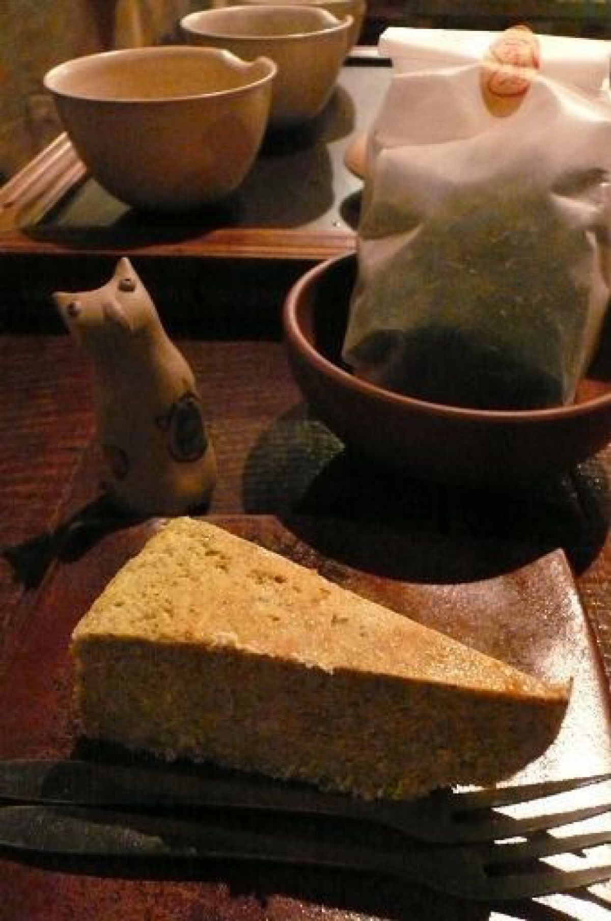 保存2日目

東方美人のお茶と烏龍茶のチーズケーキ。
左上のネコの置物は伝...