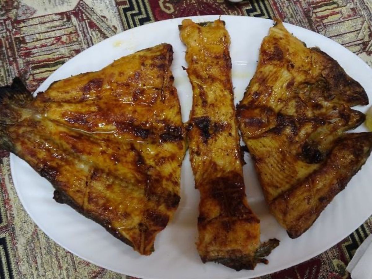 1枚目はセヴァン湖で有名なマス料理、2枚目はガタという甘いお菓子、3枚目は...