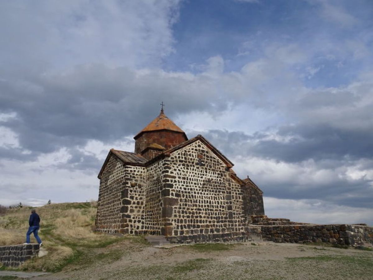 1枚目はセヴァン修道院から見たセヴァン湖、2枚目はセヴァン修道院、3枚目は...