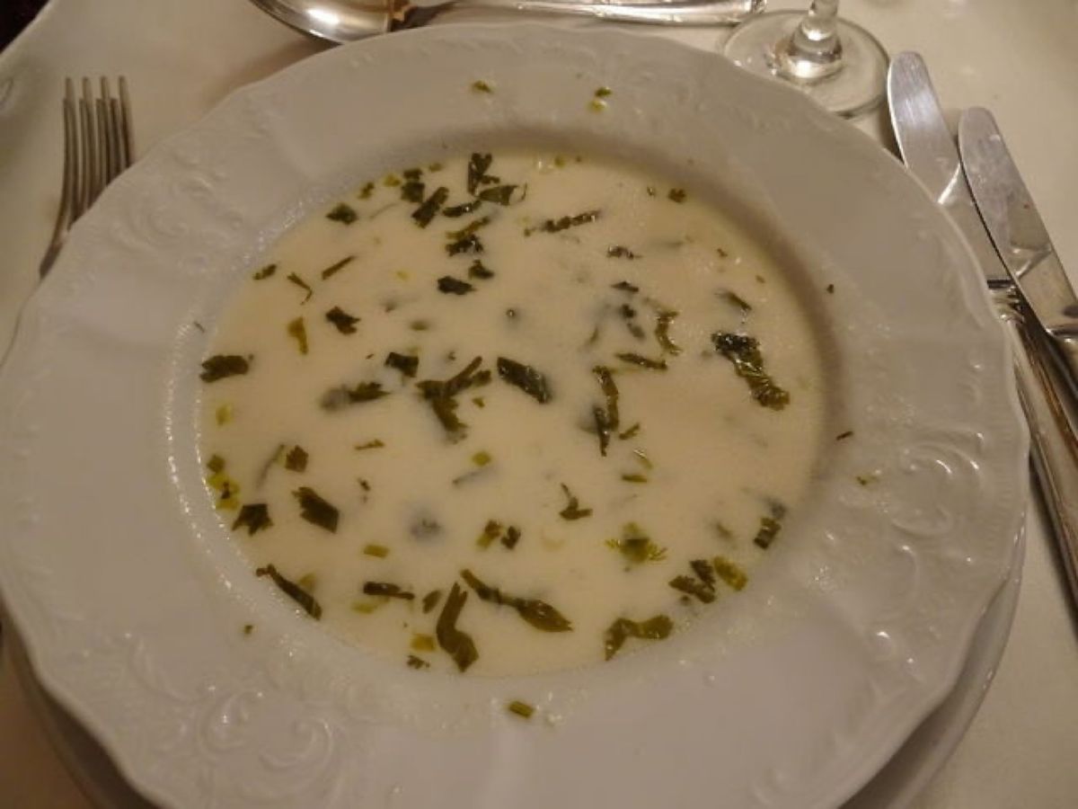 1枚目はセヴァン湖で有名なマス料理、2枚目はガタという甘いお菓子、3枚目は...