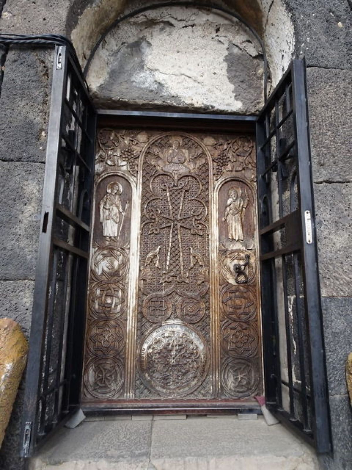 1枚目はセヴァン修道院、2枚目はセヴァン湖とセヴァン修道院、3枚目はセヴァ...