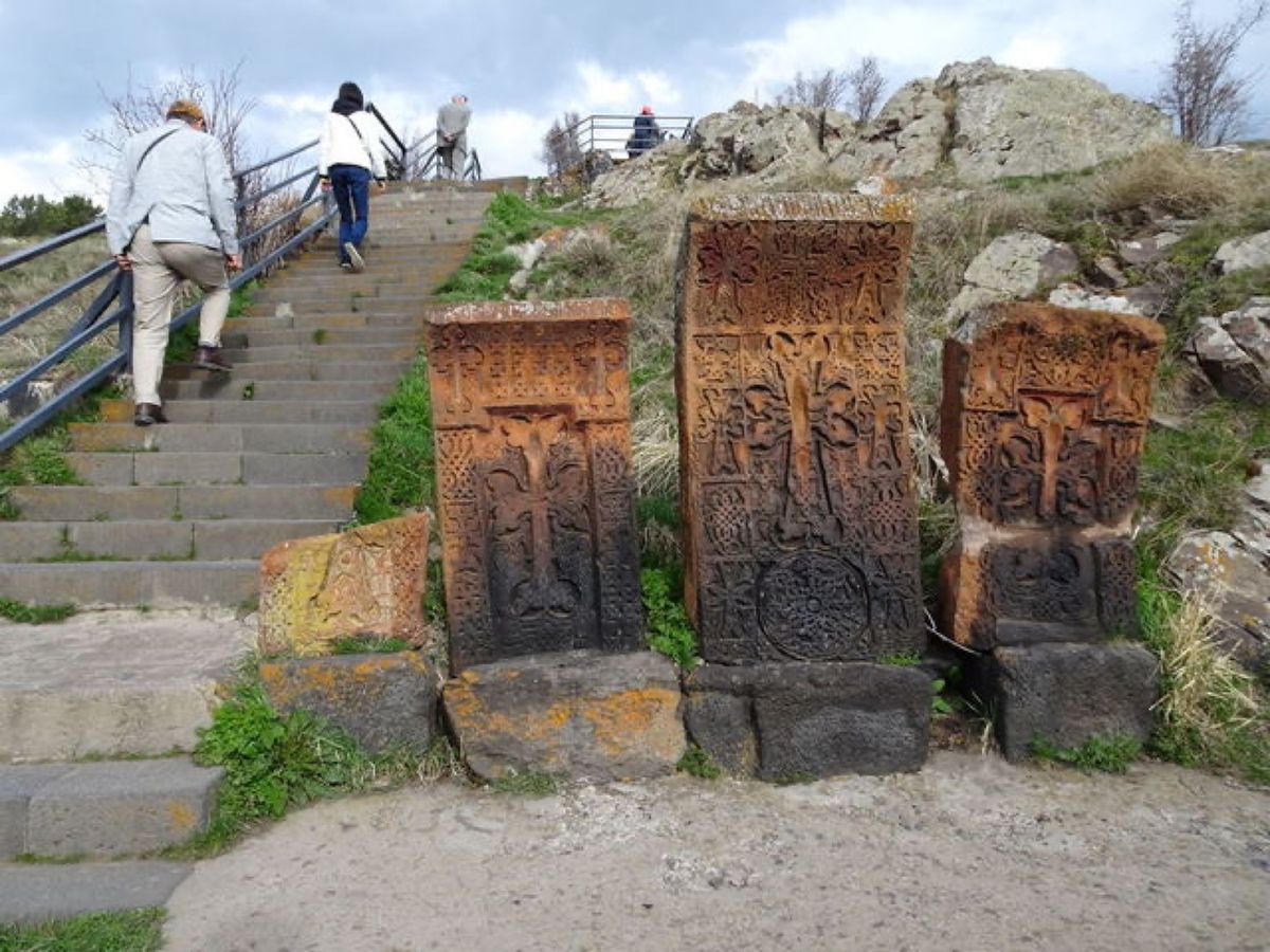 1枚目はセヴァン修道院から見たセヴァン湖、2枚目はセヴァン修道院、3枚目は...