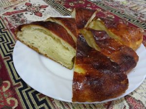 1枚目はセヴァン湖で有名なマス料理、2枚目はガタという甘いお菓子、3枚目は...