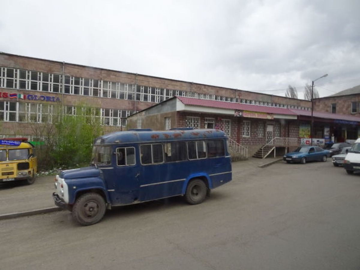 1枚目はセヴァン修道院から見たセヴァン湖、2枚目はセヴァン修道院、3枚目は...