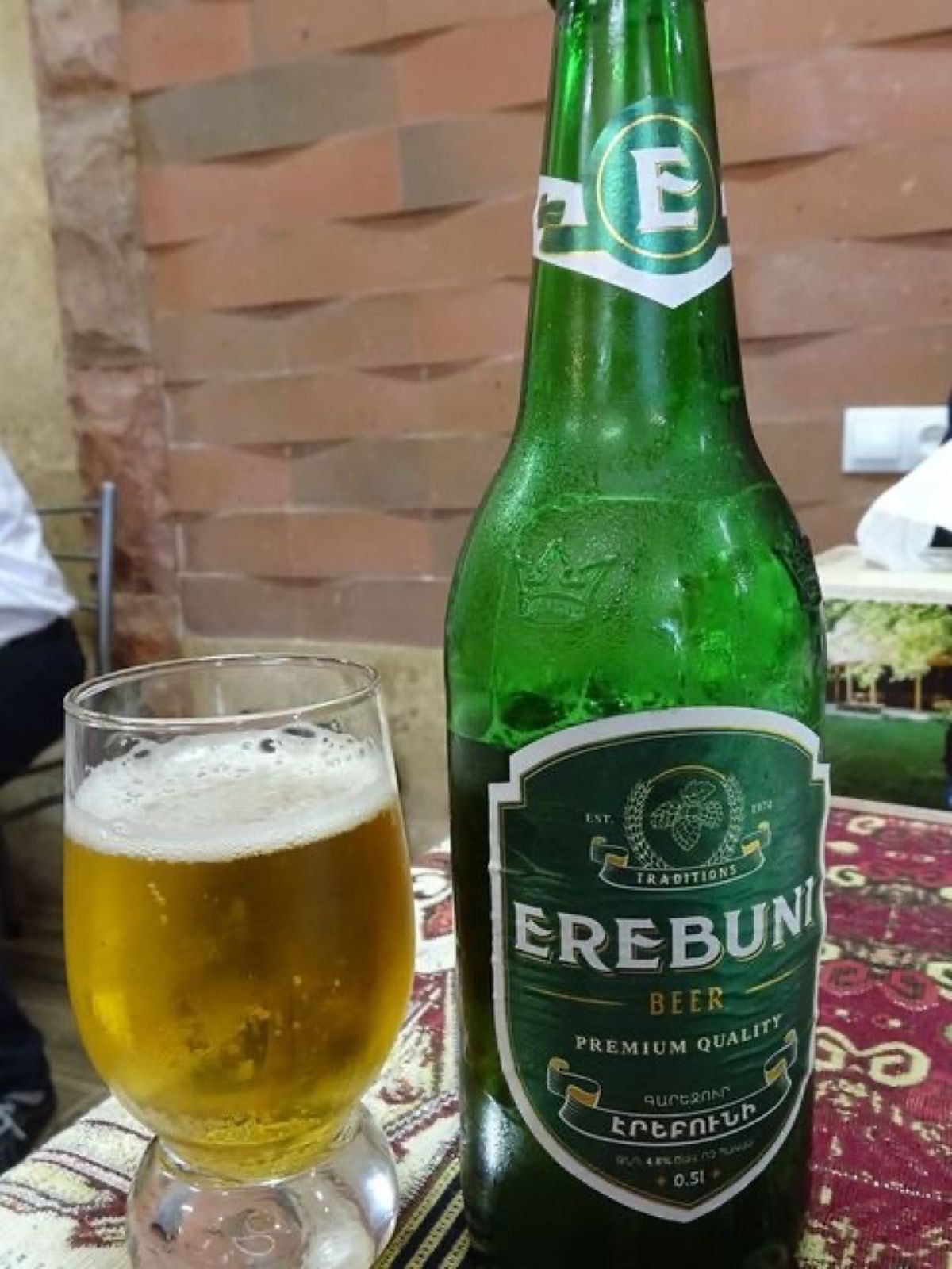 1枚目はセヴァン湖で有名なマス料理、2枚目はガタという甘いお菓子、3枚目は...