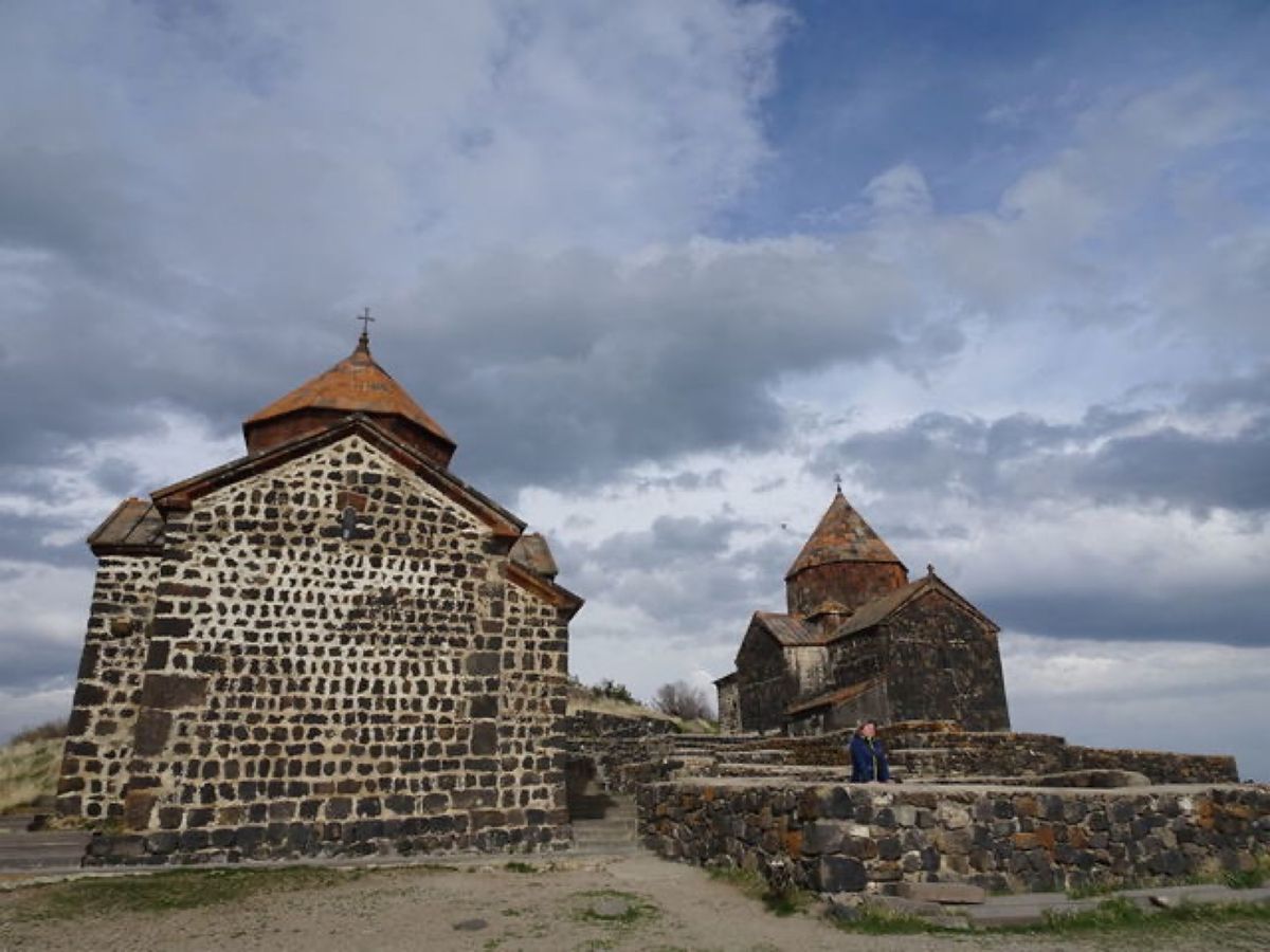 1枚目はセヴァン修道院、2枚目はセヴァン湖とセヴァン修道院、3枚目はセヴァ...