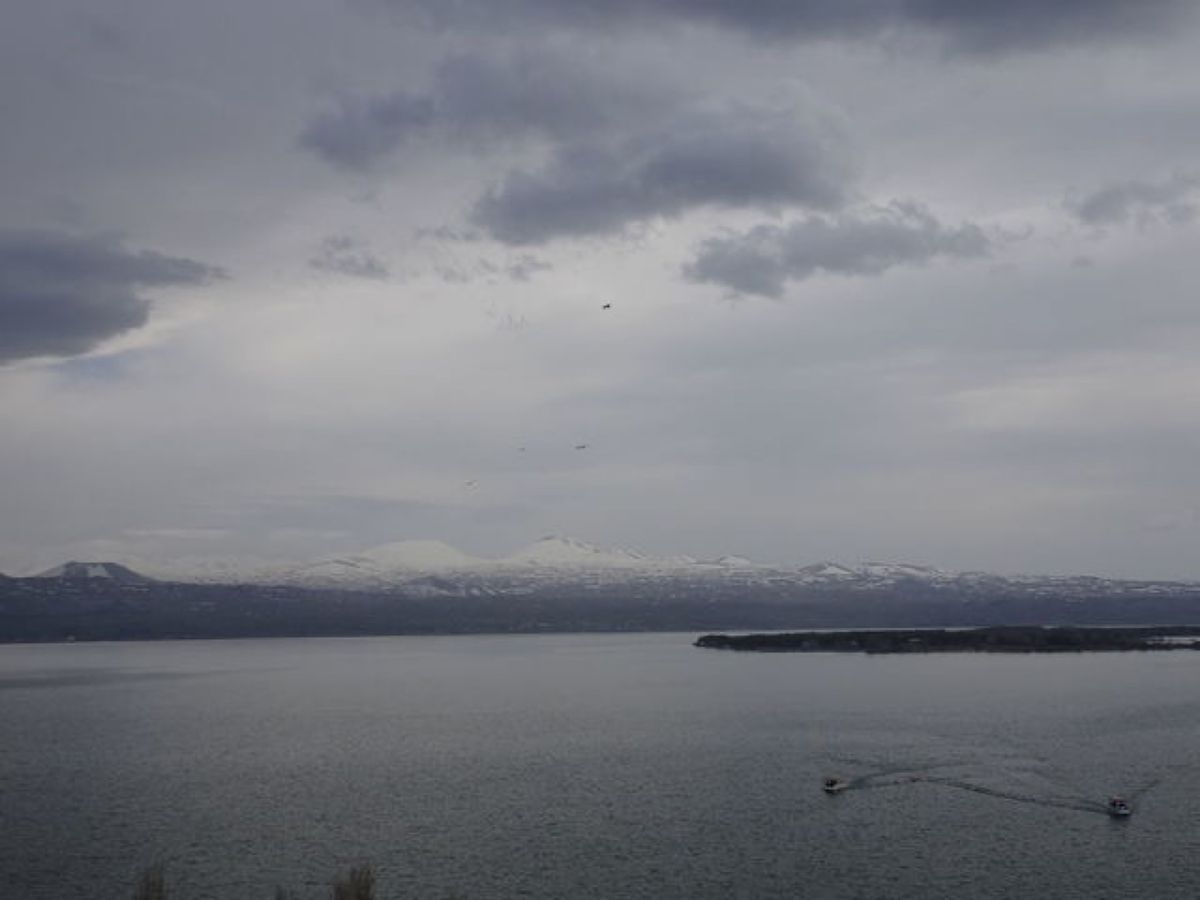 1枚目はセヴァン修道院から見たセヴァン湖、2枚目はセヴァン修道院、3枚目は...