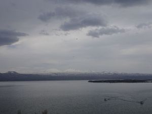 1枚目はセヴァン修道院から見たセヴァン湖、2枚目はセヴァン修道院、3枚目は...