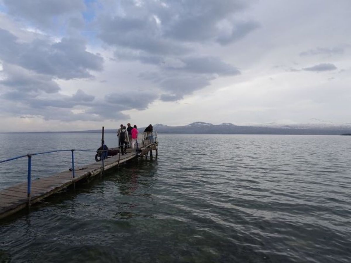 1枚目はセヴァン修道院、2枚目はセヴァン湖とセヴァン修道院、3枚目はセヴァ...